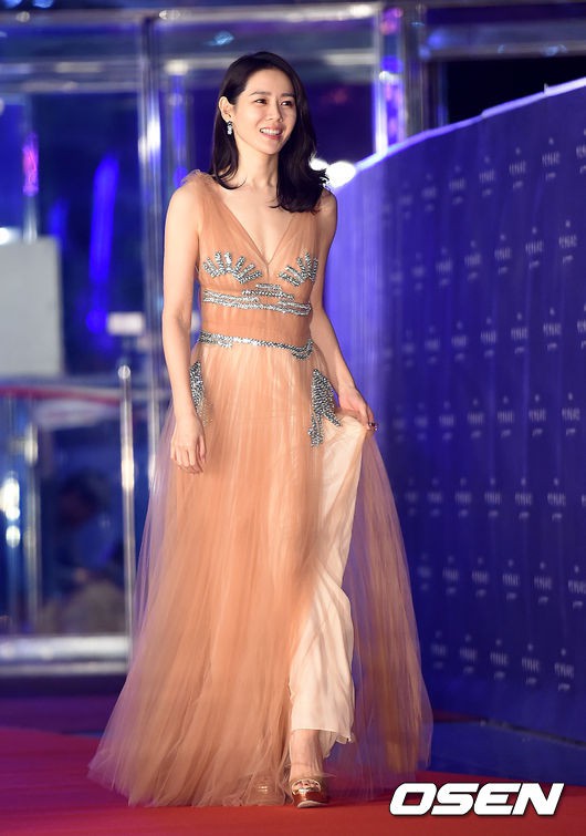 Thảm đỏ Baeksang 2018: Ngập tràn mỹ nhân, Chị Đẹp Son Ye Jin tình tứ nắm tay trai trẻ Thảm đỏ Baeksang 2018: Ngập tràn mỹ nhân, Chị Đẹp Son Ye Jin tình tứ nắm tay trai trẻ